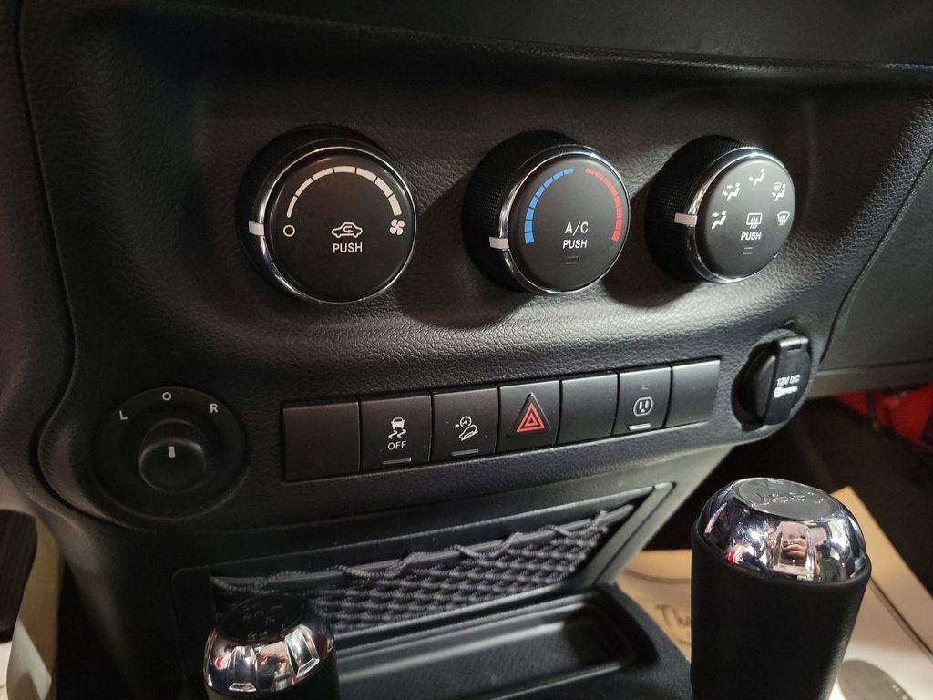 Used 2017 Jeep Wrangler Unlimited Rubicon w/ Connectivity Group image 17