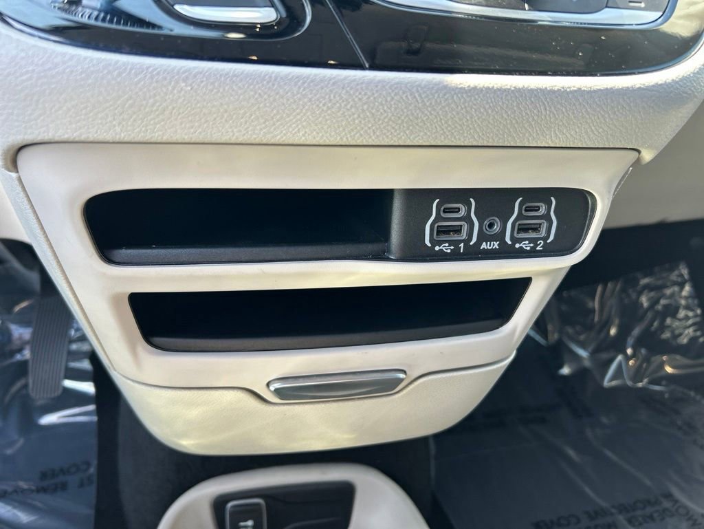 Used 2024 Chrysler Pacifica Touring-L FWD image 33