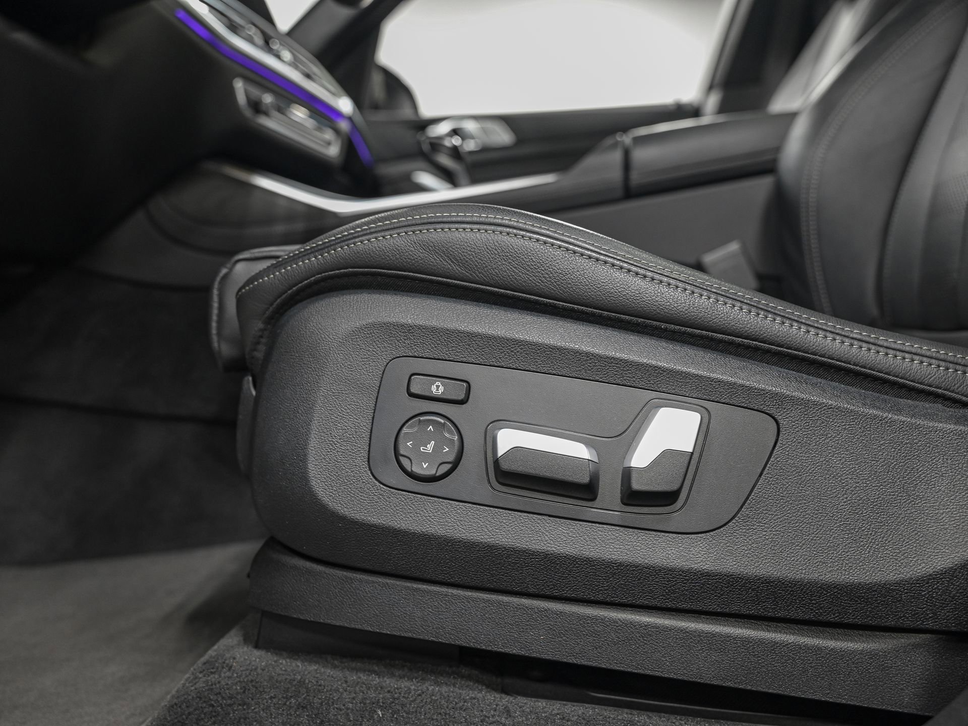 Used 2022 BMW X7 xDrive40i w/ M Sport Package image 14