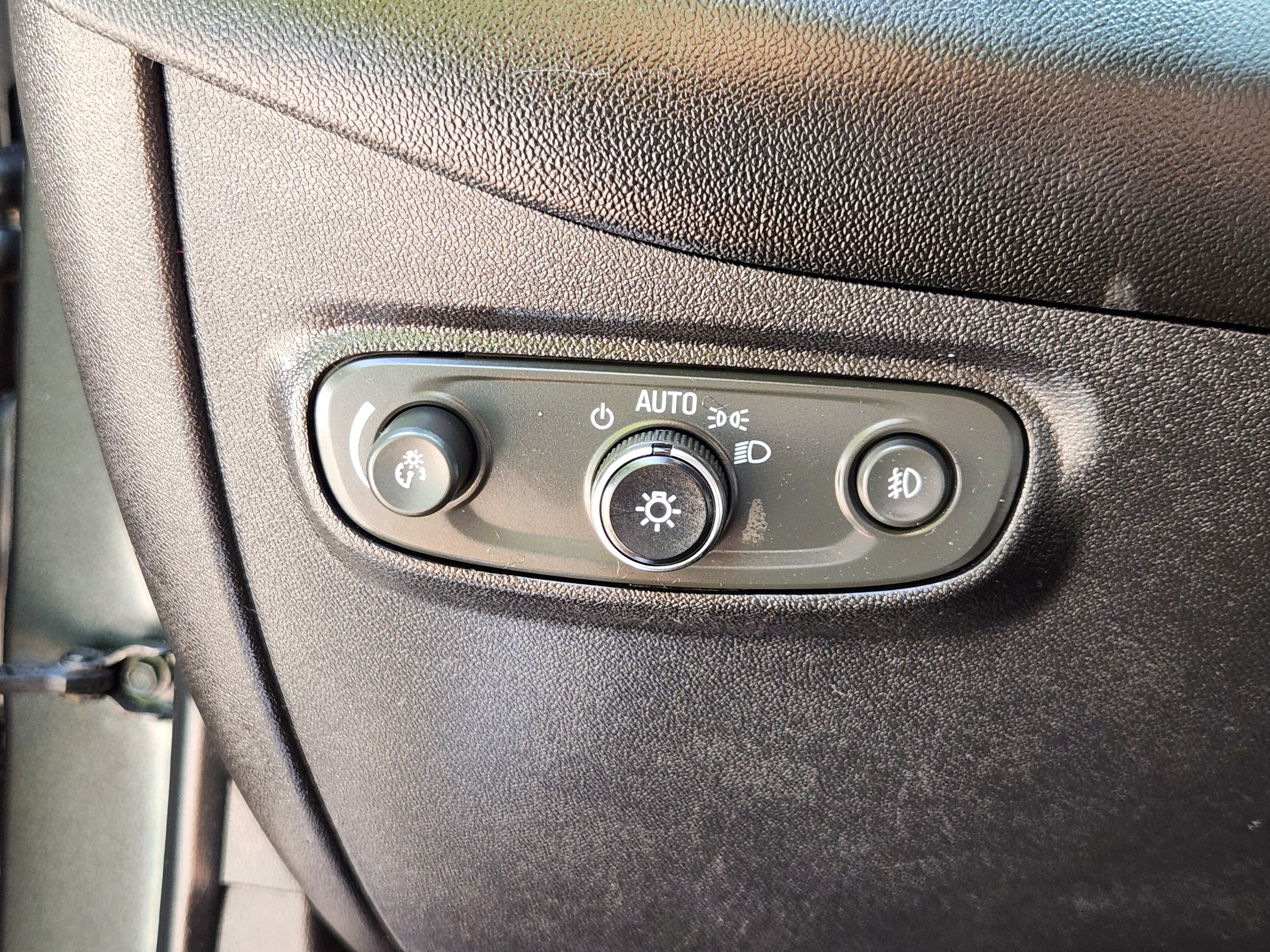 Used 2018 Chevrolet Equinox Premier FWD image 23