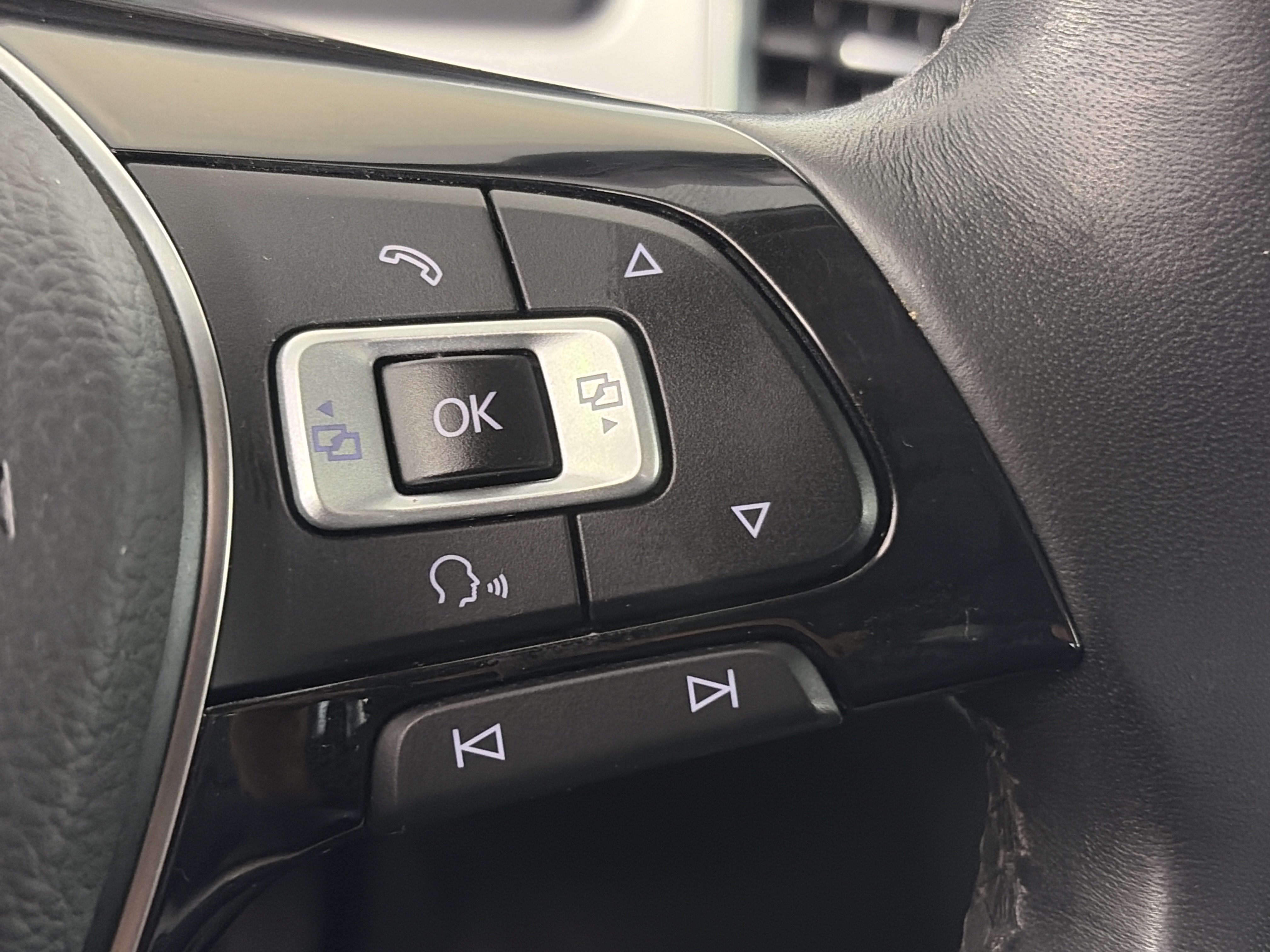 Used 2018 Volkswagen Atlas SEL FWD image 33