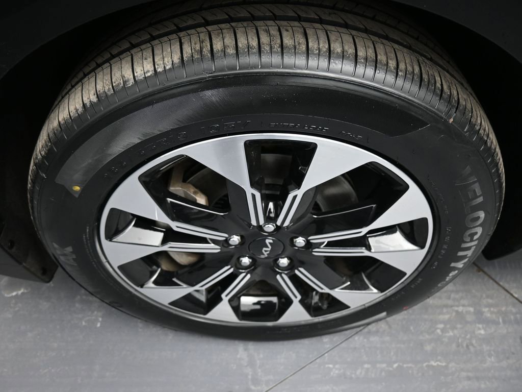 Certified 2023 Kia Carnival EX image 14