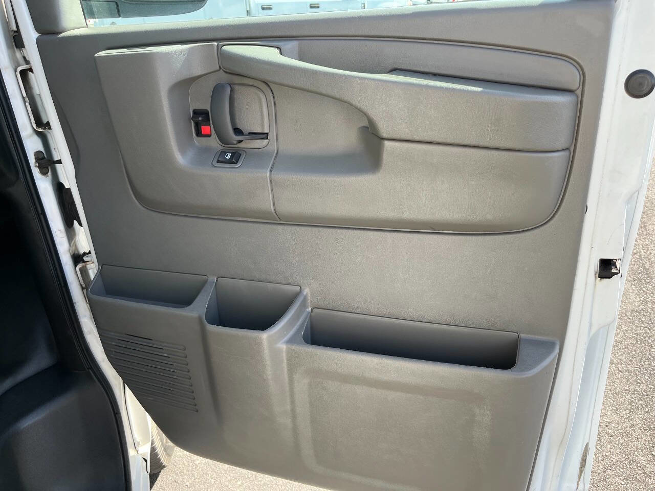Used 2015 Chevrolet Express 2500 RWD image 19