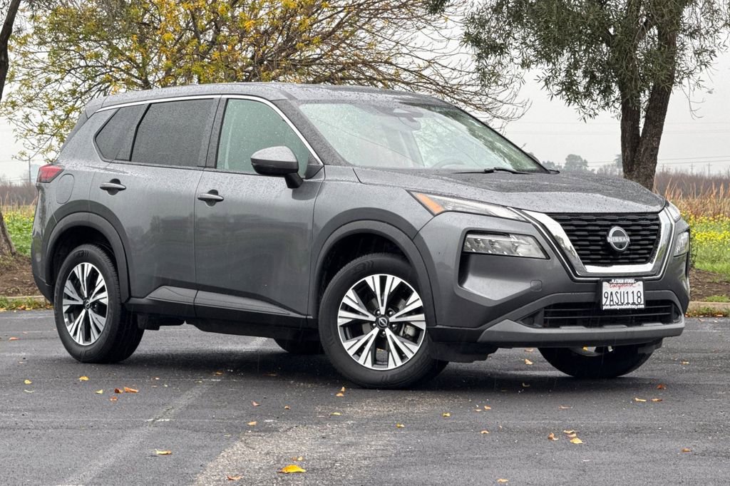 Used 2022 Nissan Rogue SV image 2