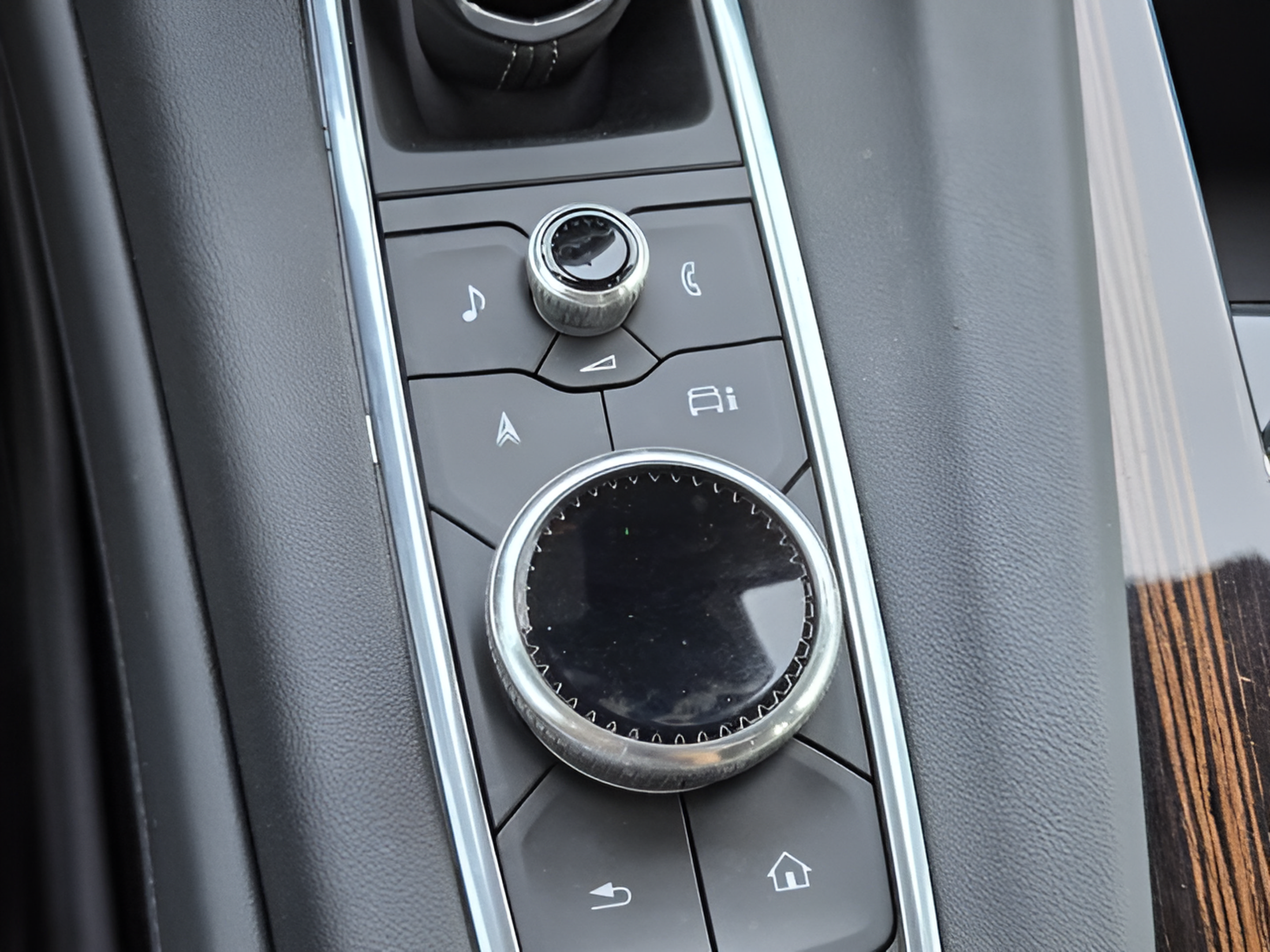 Used 2024 Cadillac Escalade Premium Luxury w/ Performance Package AWD/4WD image 15