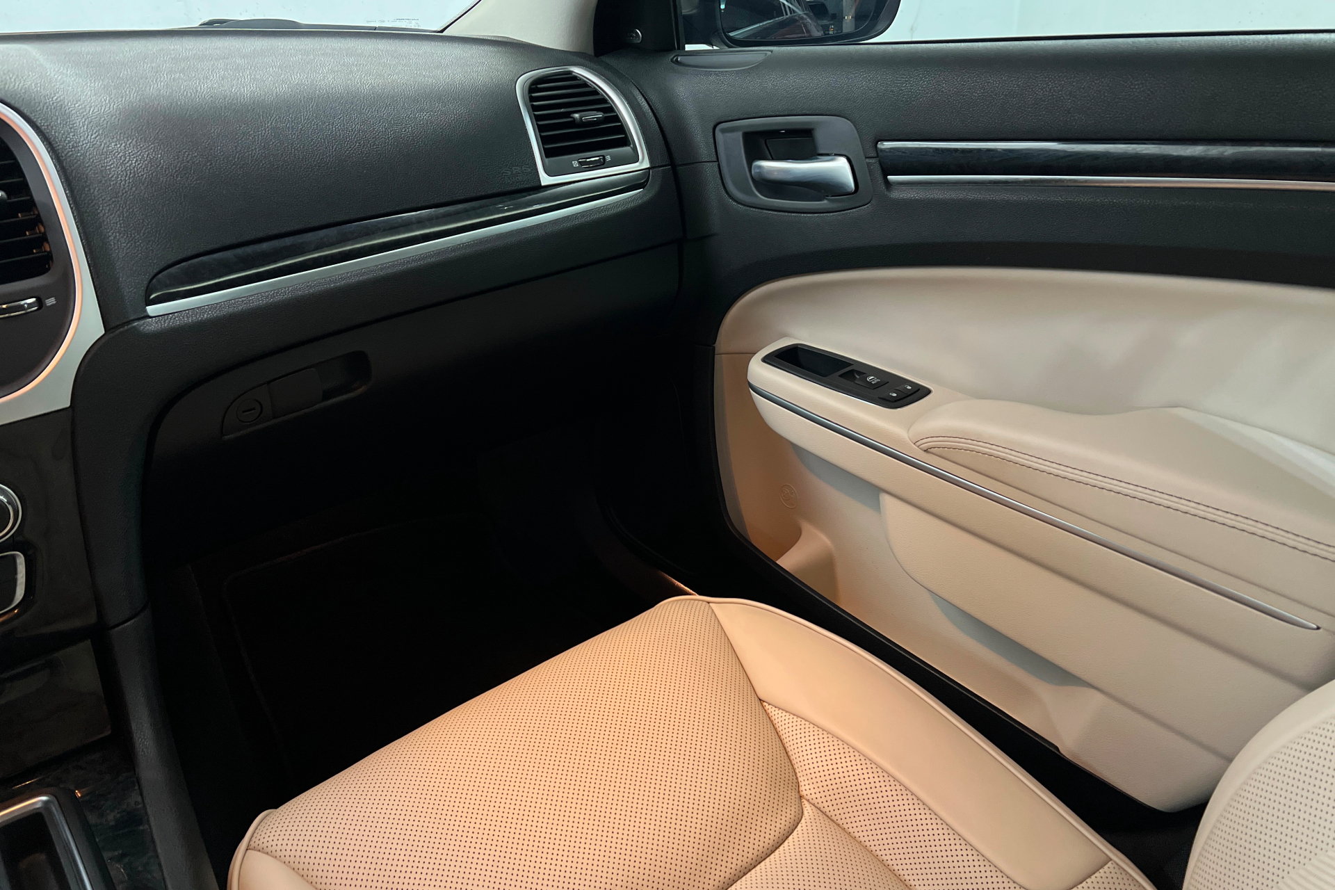 Certified 2022 Chrysler 300 Touring L w/ Comfort Group RWD image 10