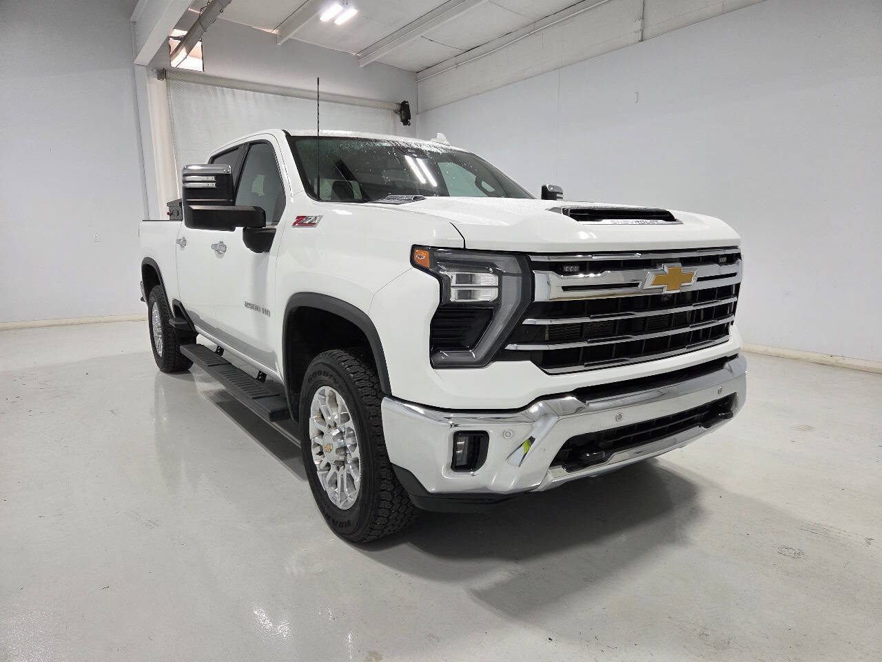 Used 2024 Chevrolet Silverado 2500 LTZ w/ LTZ Plus Package AWD/4WD image 3