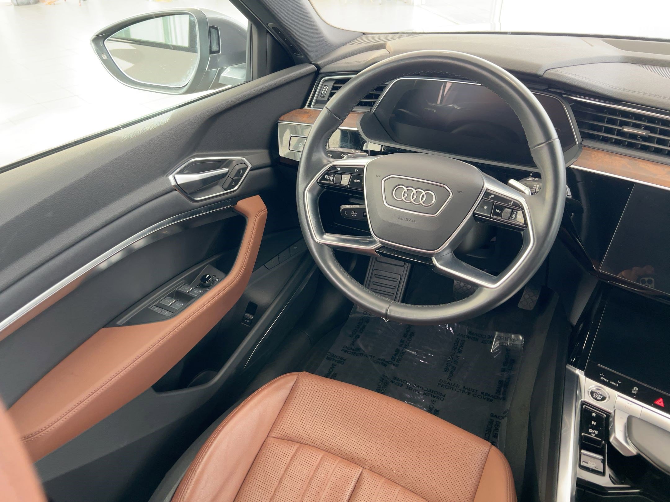 Used 2022 Audi e-tron Premium Plus w/ Premium Plus Package image 24