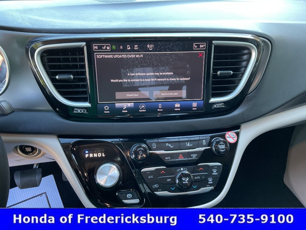 Used 2024 Chrysler Pacifica Touring-L FWD image 39