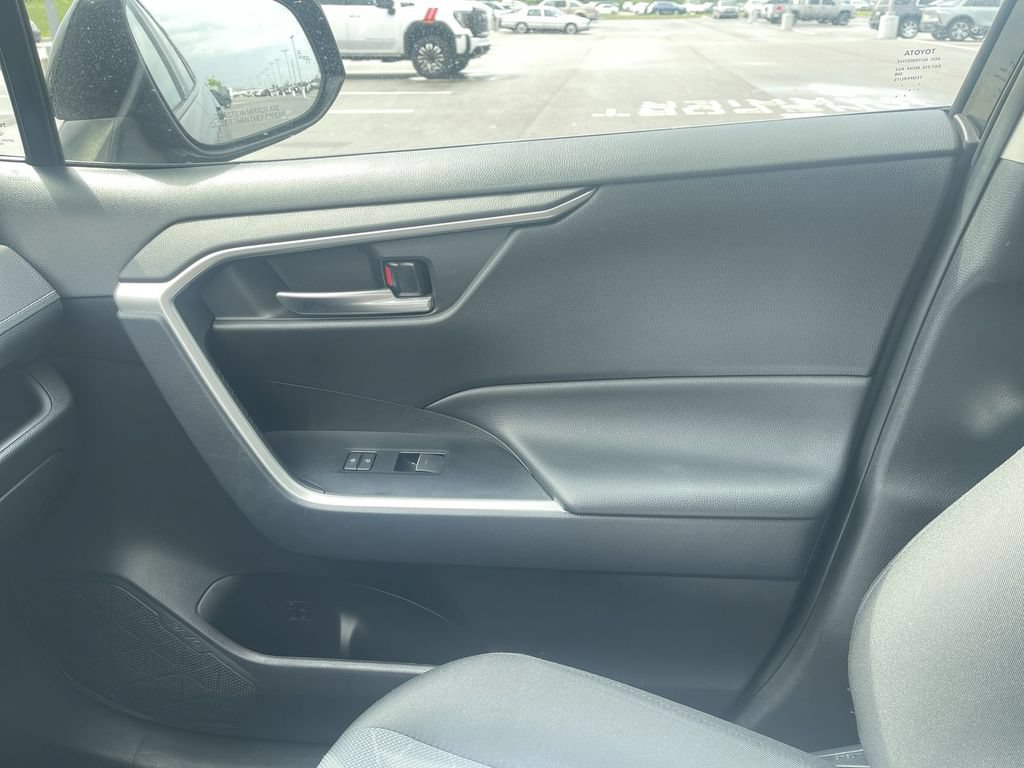 Used 2025 Toyota RAV4 XLE FWD image 29