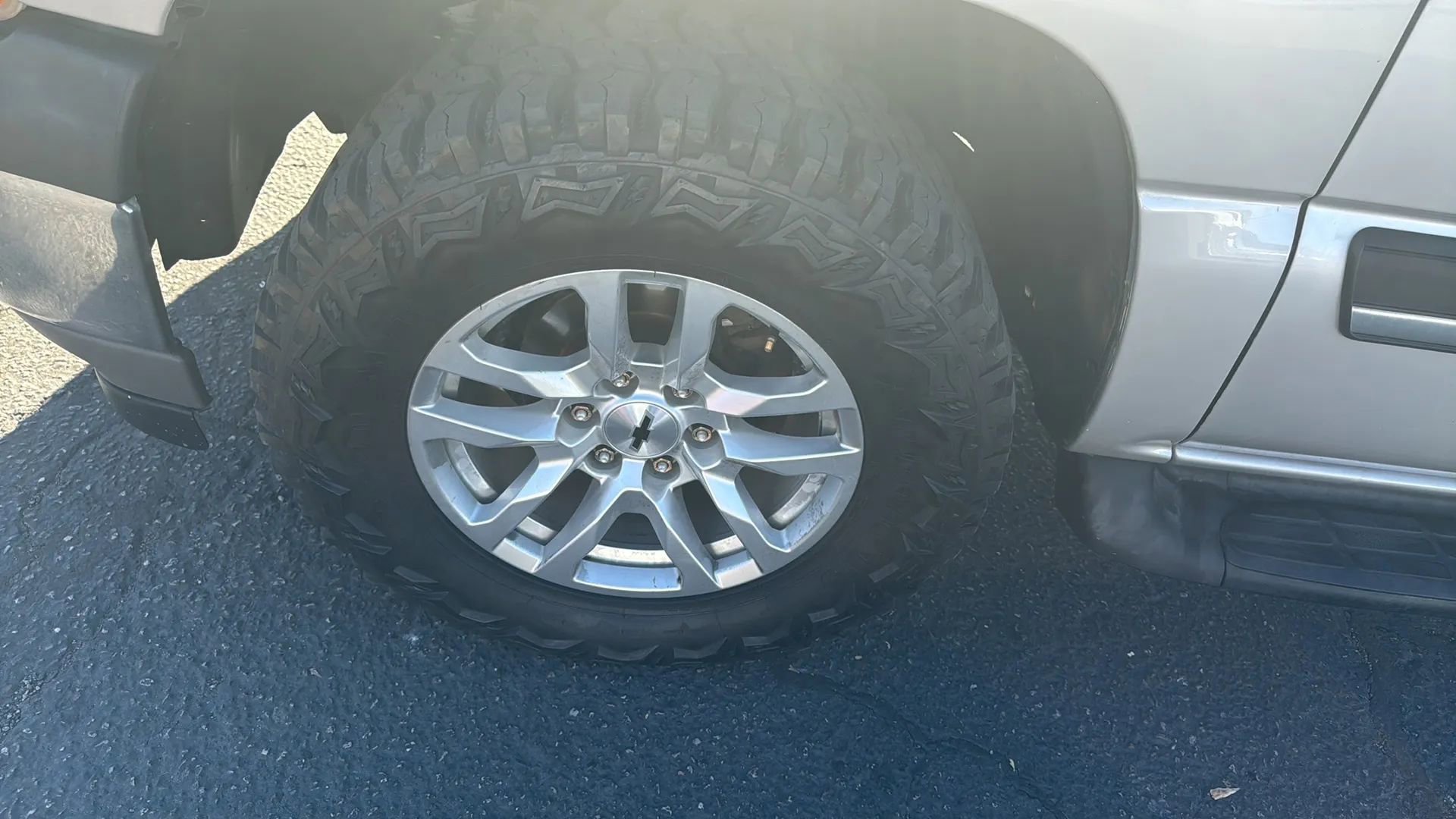 Used 2005 Chevrolet Suburban LS w/ Cargo Package image 20