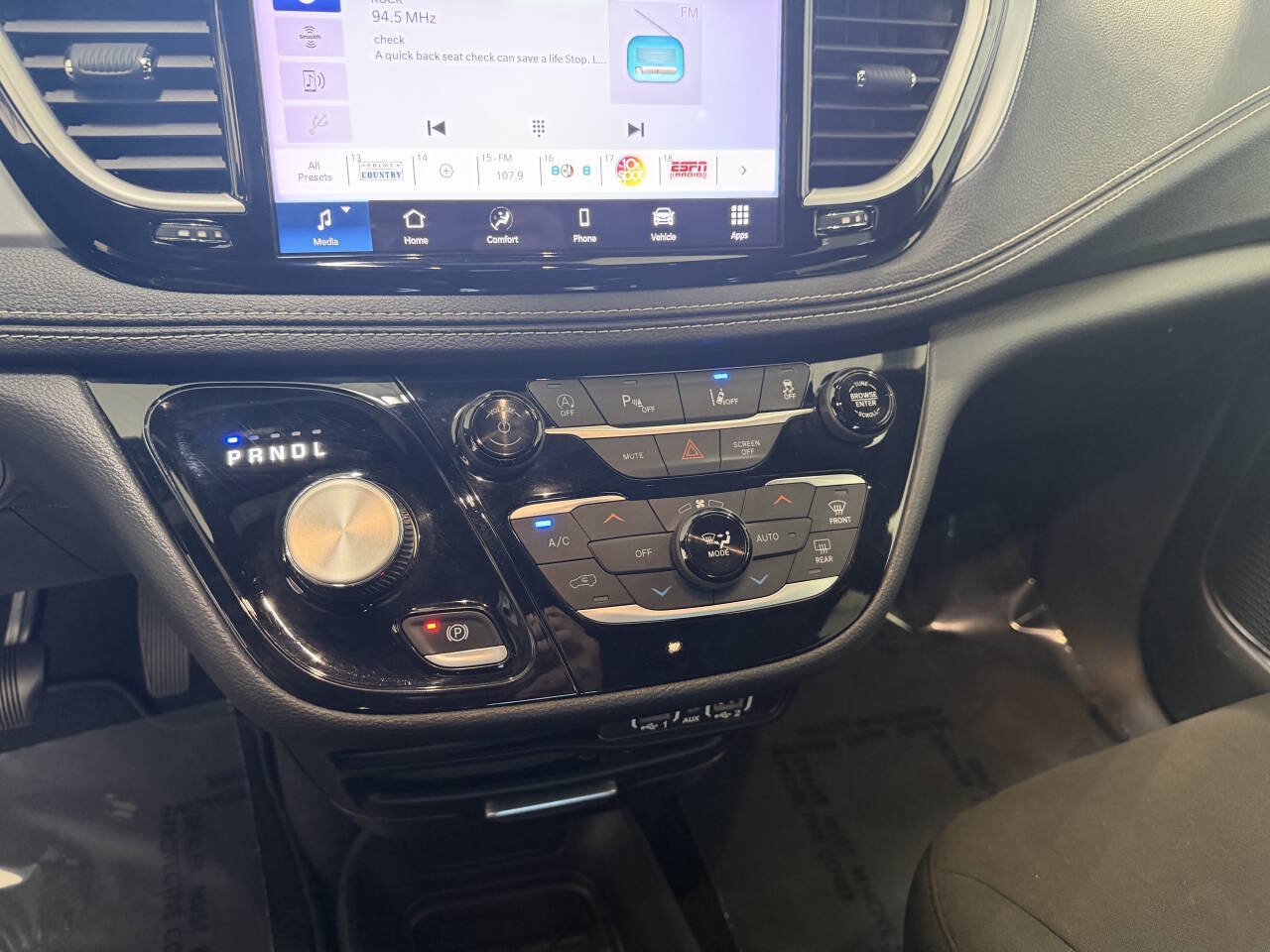 Used 2022 Chrysler Pacifica Touring FWD image 12