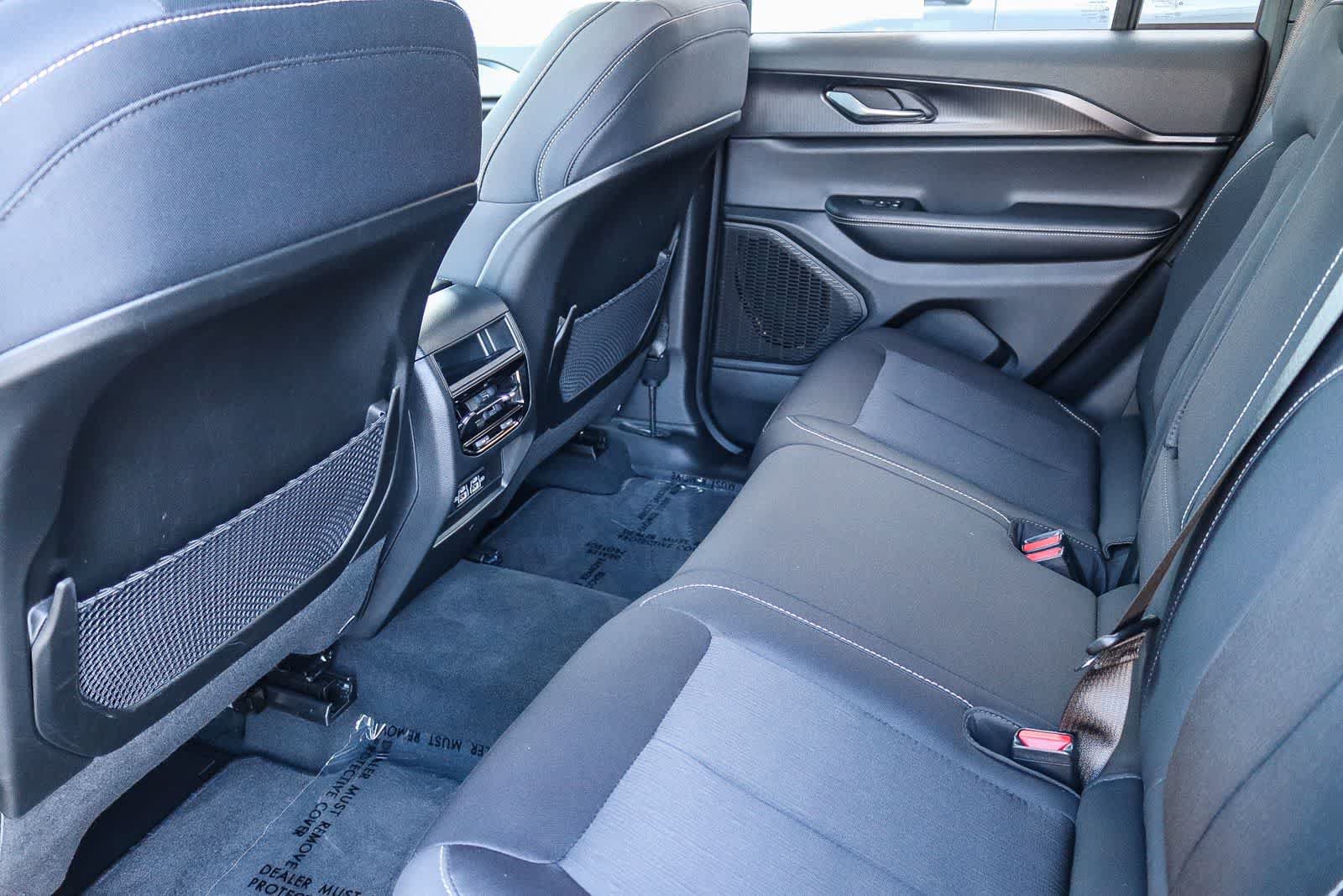 Used 2025 Jeep Grand Cherokee Laredo X RWD image 18