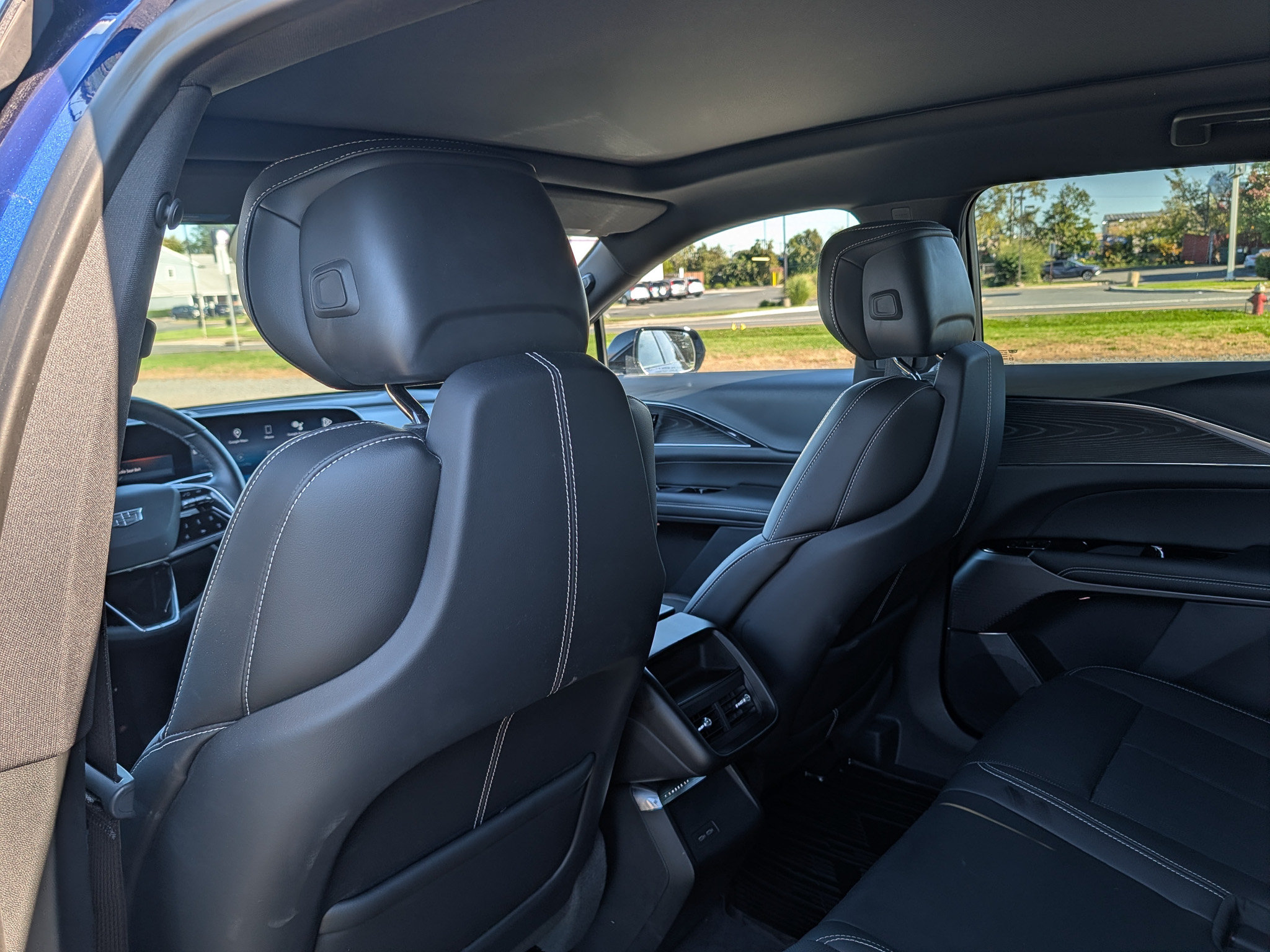 Used 2024 Cadillac Lyriq Luxury AWD/4WD image 16