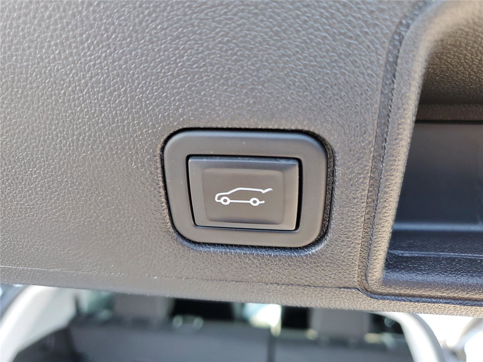 Used 2024 GMC Terrain SLE w/ Driver Convenience Package image 10