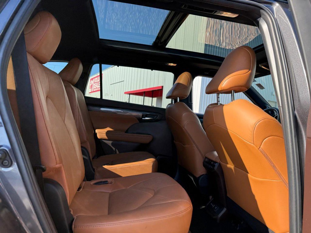 Used 2022 Toyota Highlander Platinum image 12