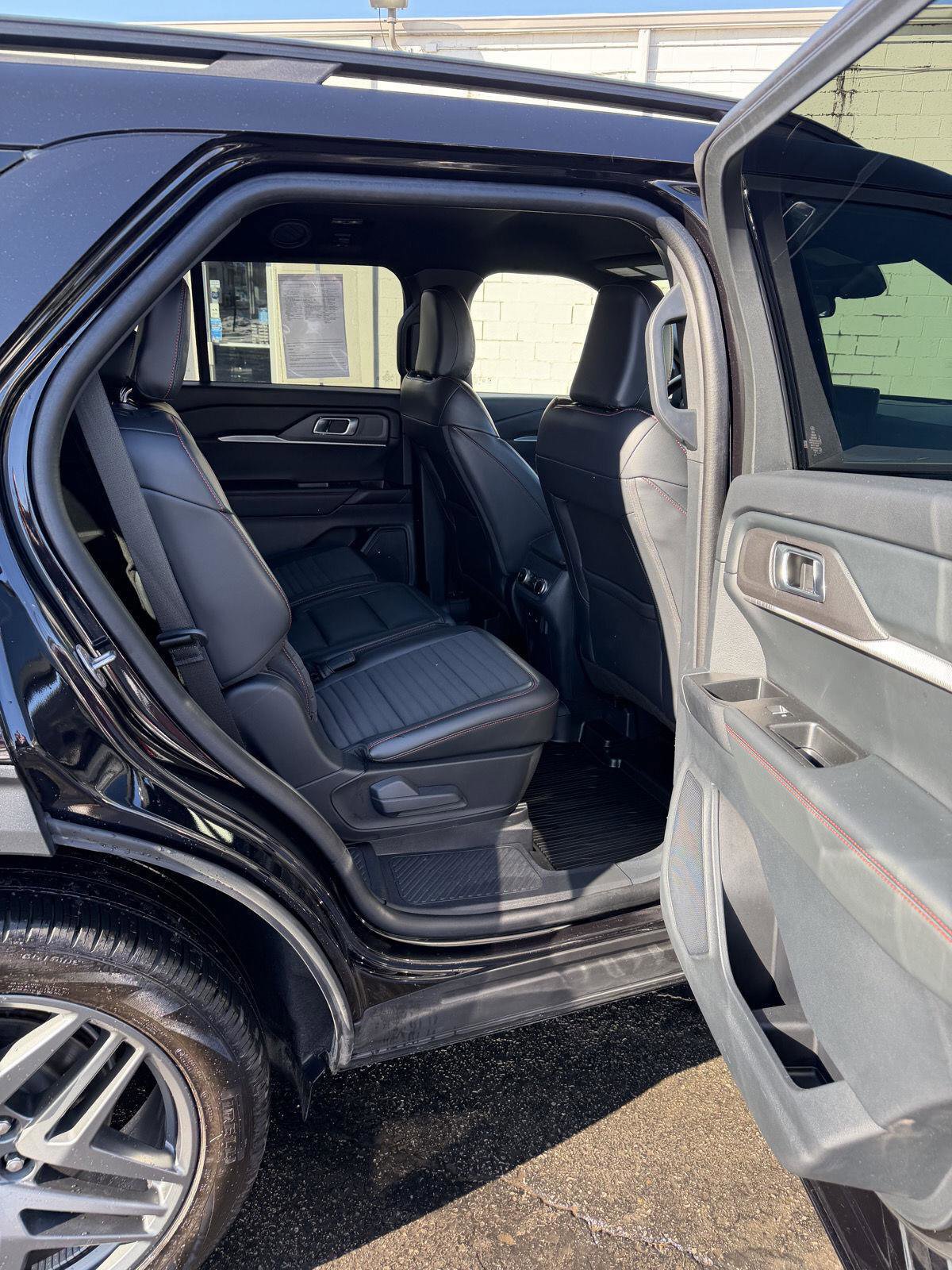 Used 2025 Ford Explorer ST-Line w/ ST-Line Street Pack image 28