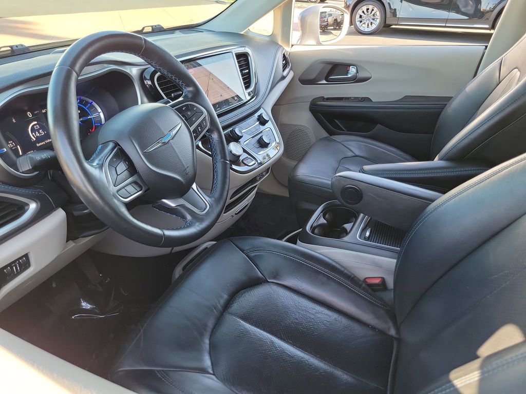 Used 2021 Chrysler Pacifica Touring-L FWD image 3