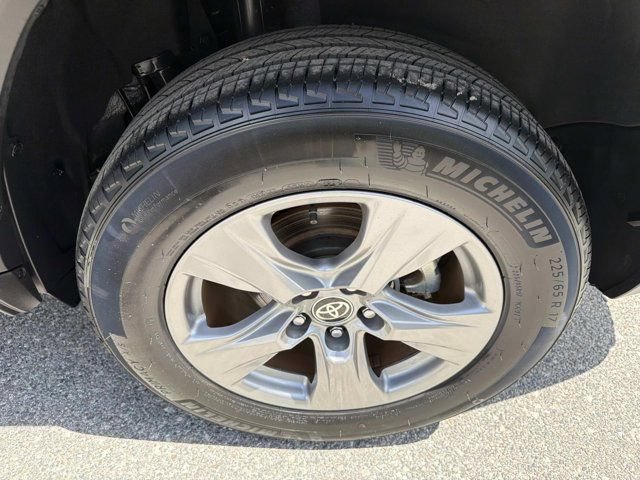 Certified 2025 Toyota RAV4 LE AWD/4WD image 31