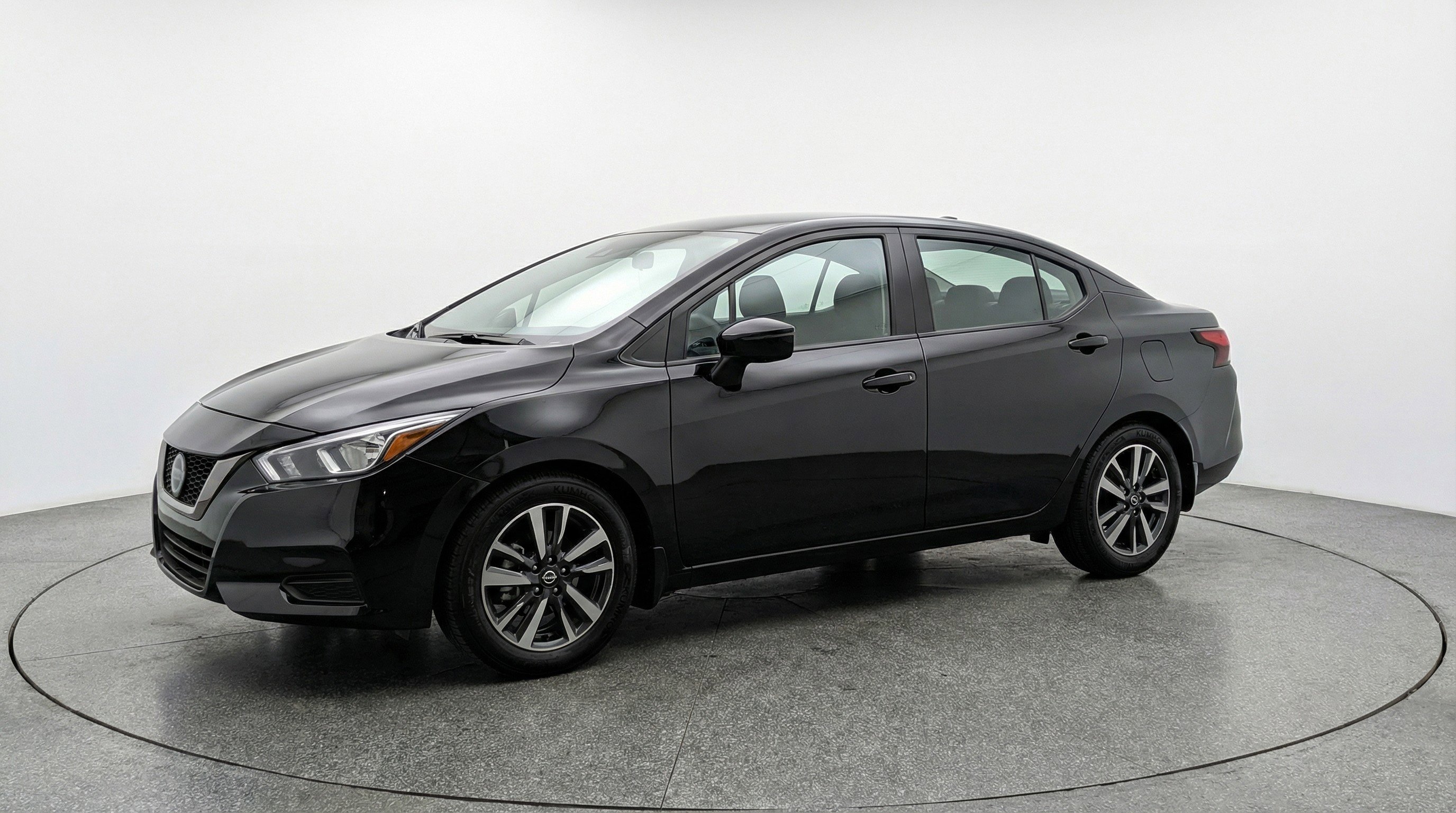 Used 2025 Nissan Versa SV image 3