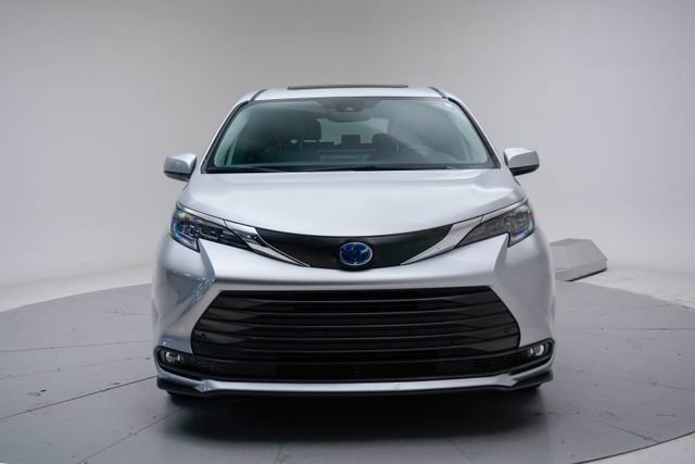Used 2025 Toyota Sienna XLE FWD image 24