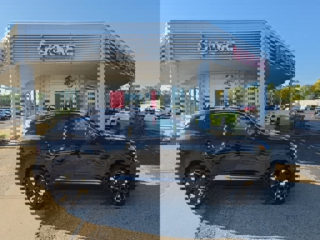 New 2026 Nissan Kicks SR image 2