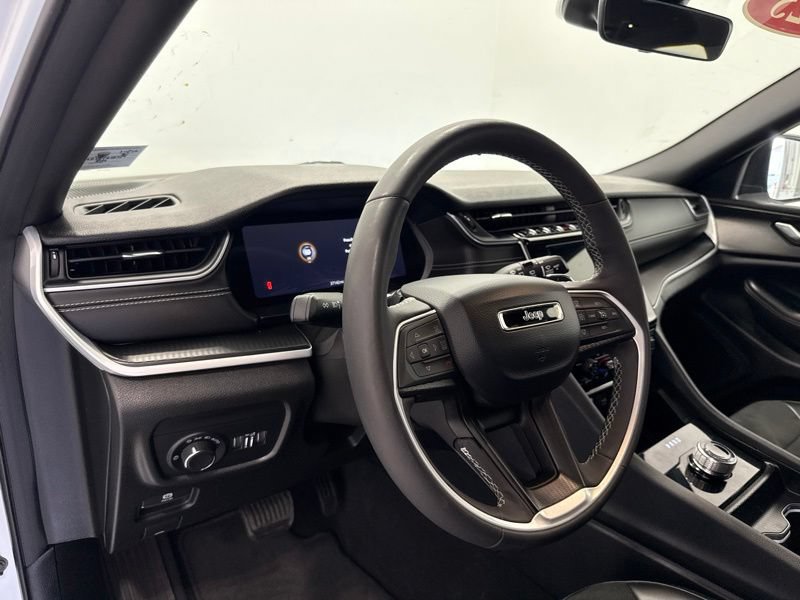 Used 2025 Jeep Grand Cherokee Altitude AWD/4WD image 20