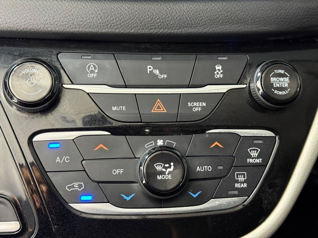 Used 2018 Chrysler Pacifica Touring-L FWD image 17