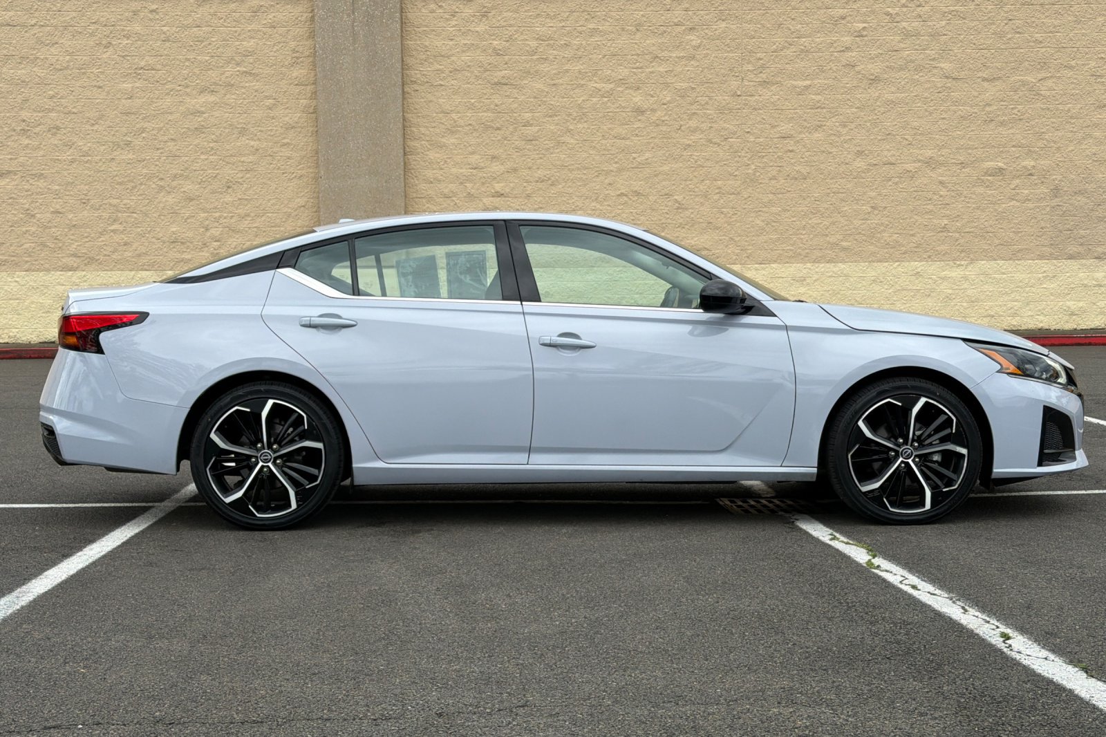 Used 2023 Nissan Altima 2.5 SR FWD image 3
