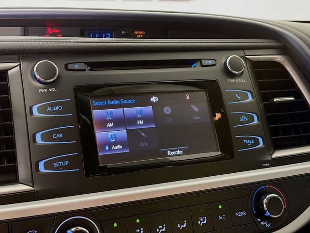 Used 2019 Toyota Highlander LE FWD image 17