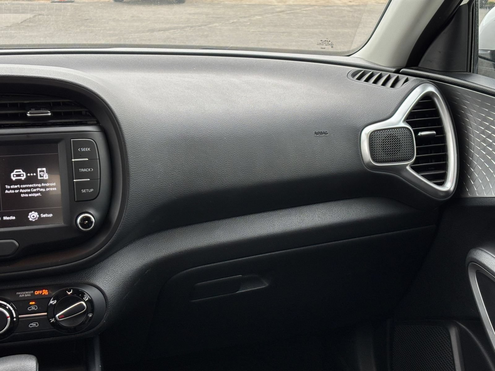 Used 2025 Kia Soul LX w/ LX Technology Package FWD image 32