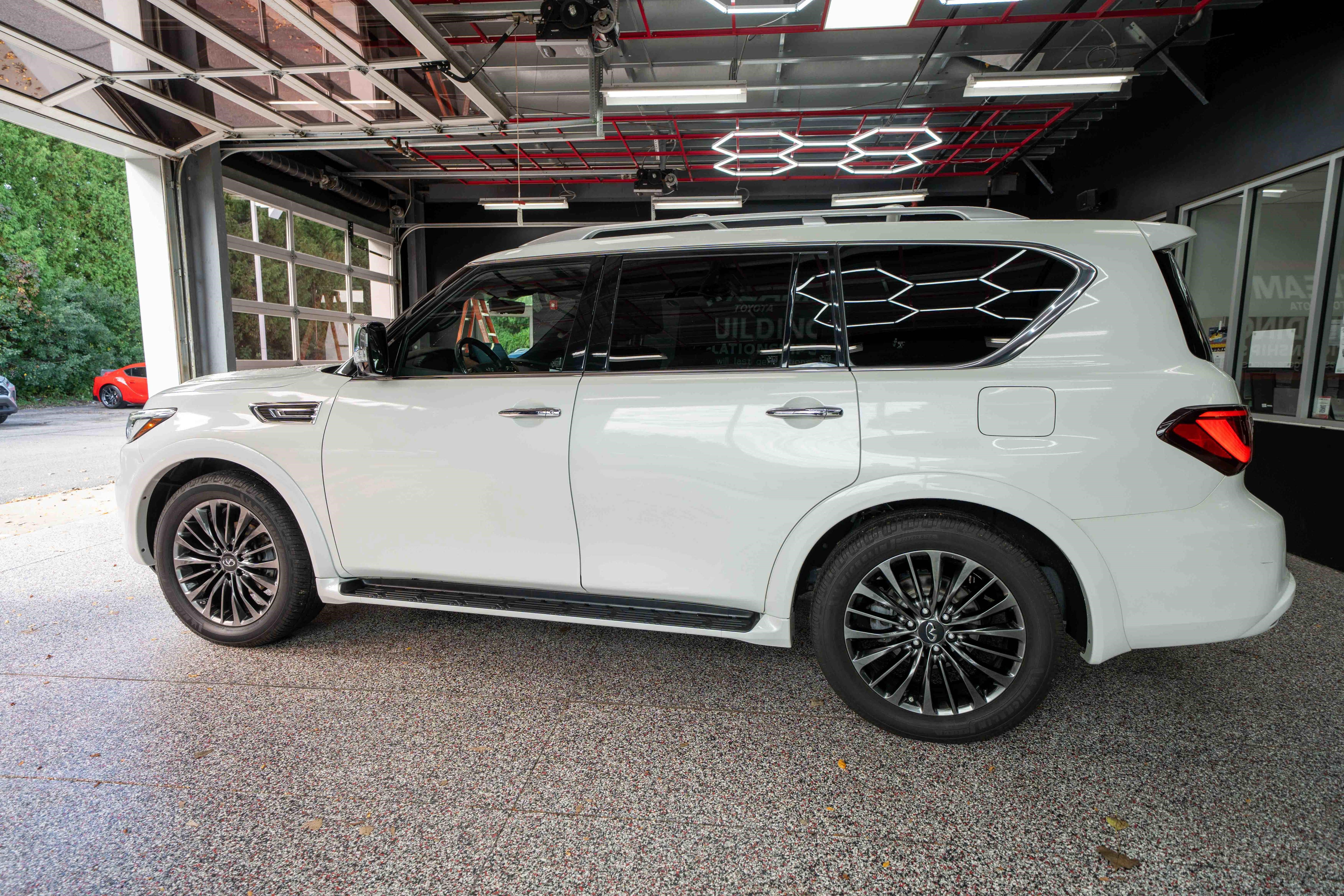 Used 2022 INFINITI QX80 Sensory w/ All-Season Package AWD/4WD image 2