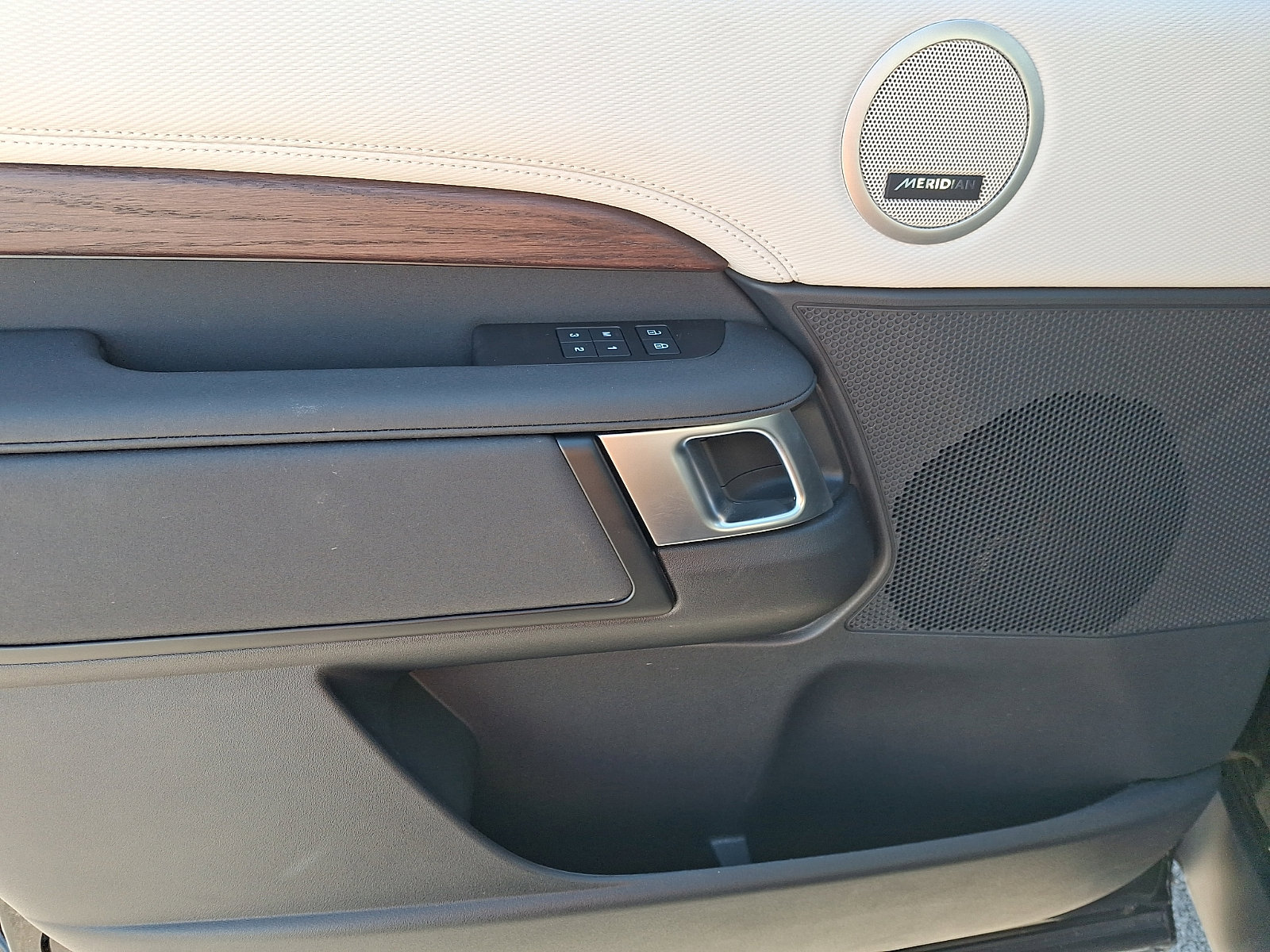 Used 2025 Land Rover Discovery Dynamic SE image 12