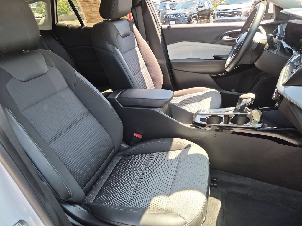 Used 2025 Chevrolet Trax LT w/ LT Convenience Package FWD image 31