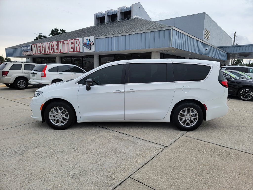 Used 2026 Chrysler Pacifica Select FWD image 2