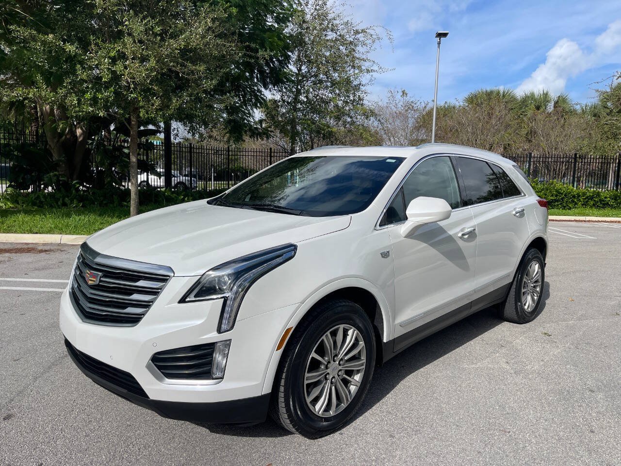 Used 2018 Cadillac XT5 Luxury w/ Driver Awareness Package AWD/4WD image 3