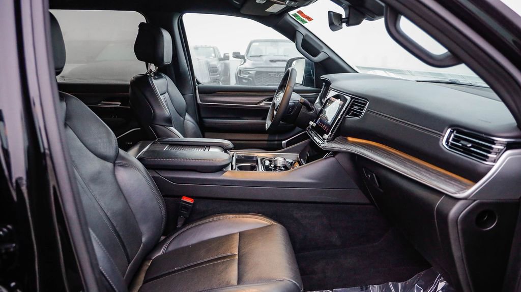 Certified 2024 Jeep Wagoneer L Series II w/ Flexible Seating Group image 17