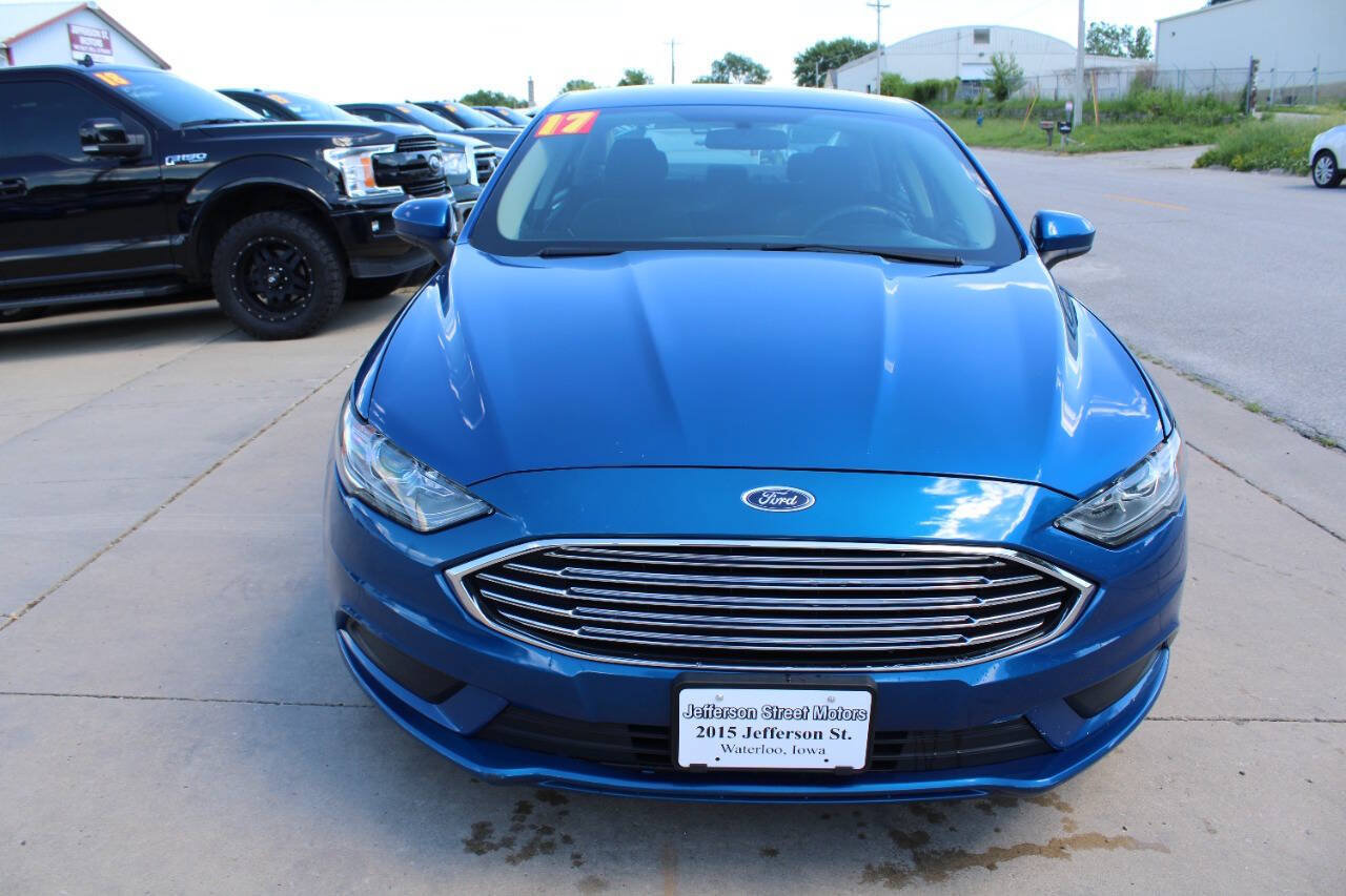 Used 2017 Ford Fusion SE w/ Fusion SE Technology Package FWD image 3