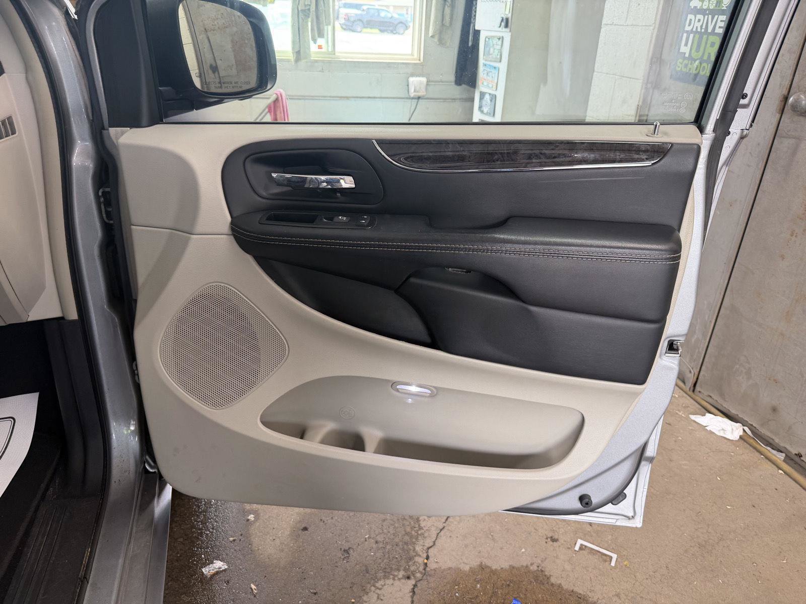 Used 2015 Chrysler Town & Country Touring FWD image 30