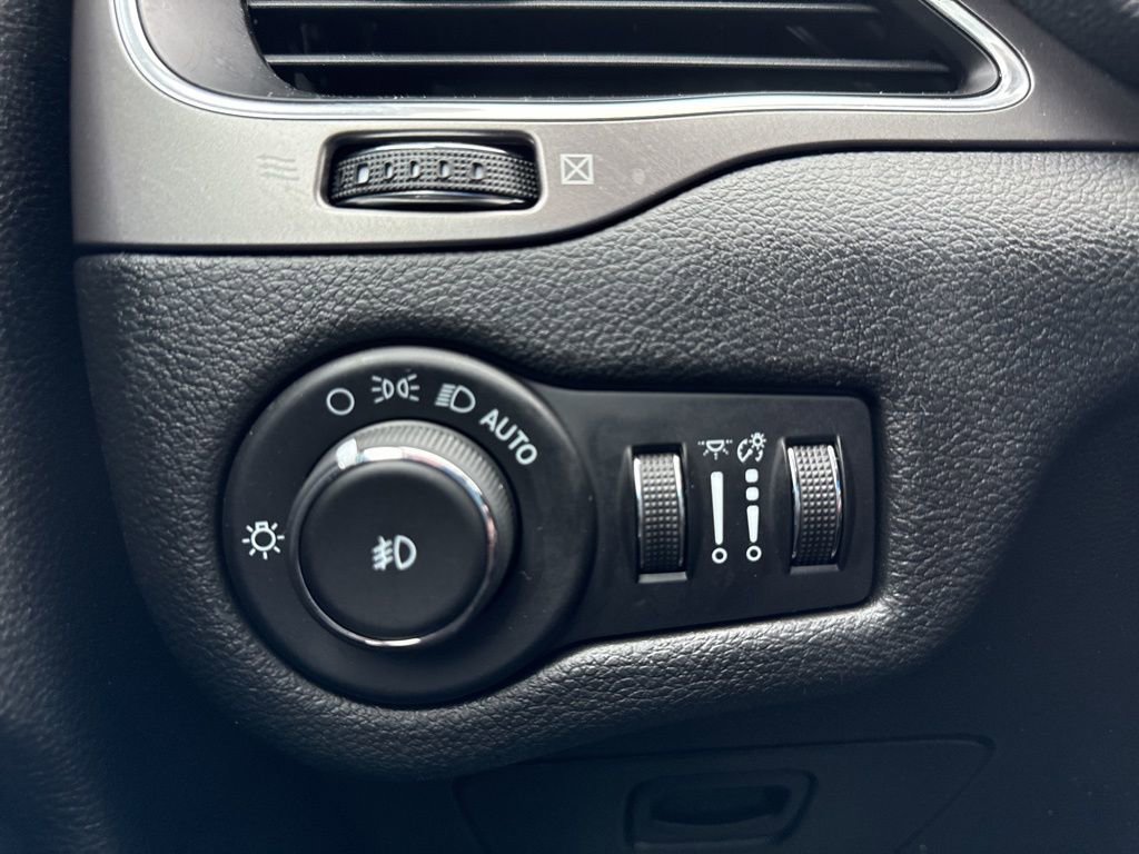 Used 2021 Jeep Cherokee Latitude Plus AWD/4WD image 22