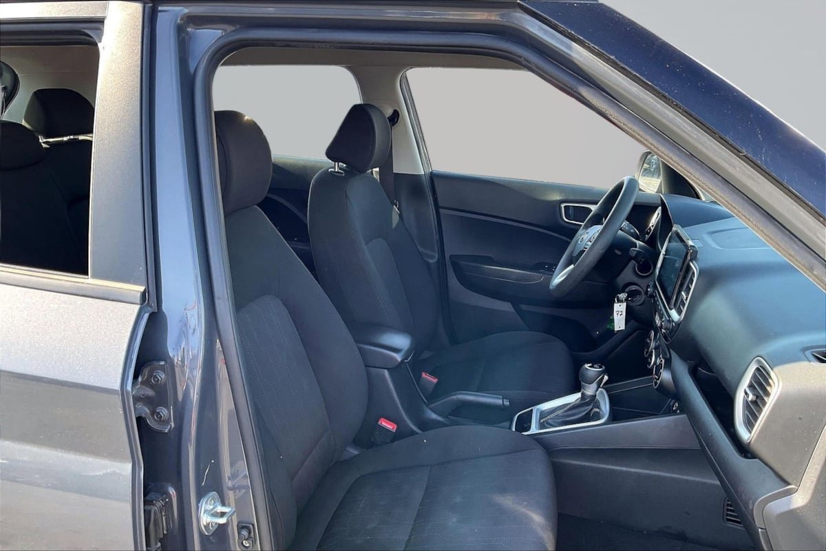 Used 2024 Hyundai Venue SE FWD image 7