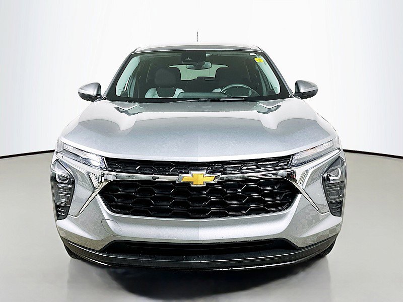 Used 2024 Chevrolet Trax LS w/ LS Convenience Package FWD image 2