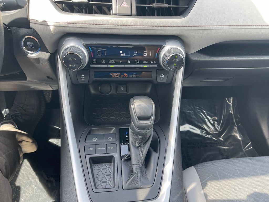 Used 2021 Toyota RAV4 XLE w/ Convenience Package FWD image 15