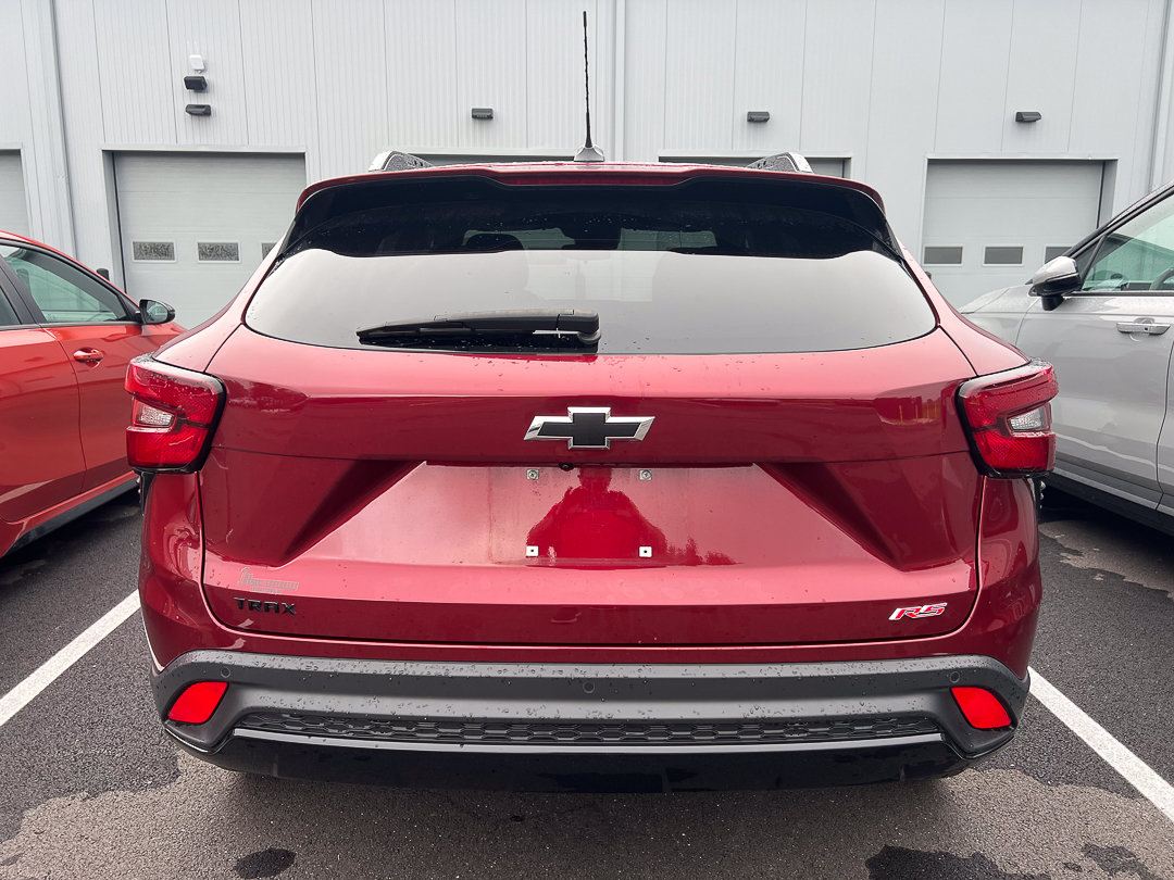 Used 2025 Chevrolet Trax RS w/ Sunroof Package FWD image 3