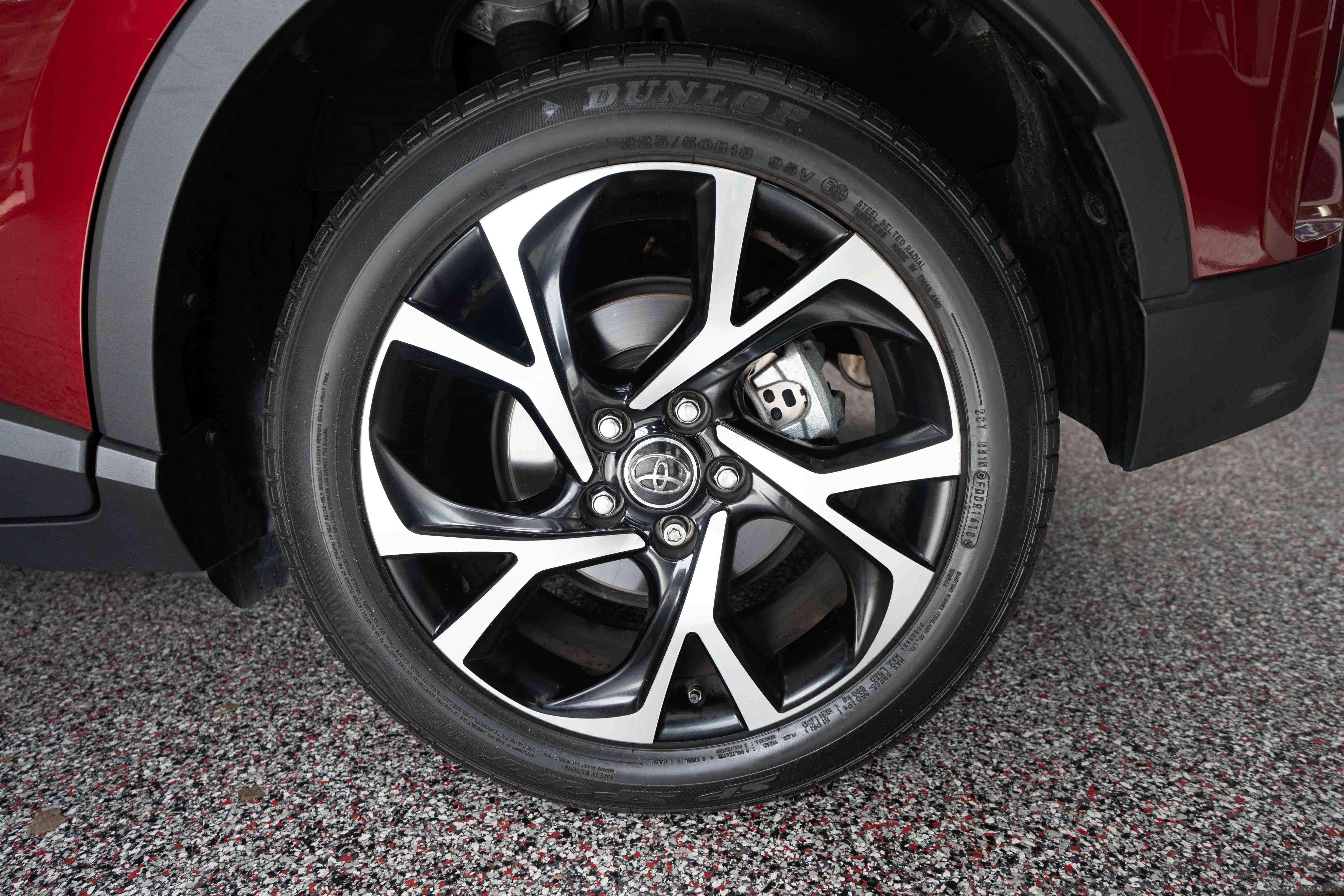 Used 2019 Toyota C-HR Limited FWD image 29
