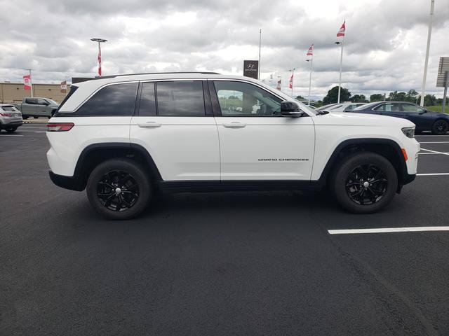 Used 2023 Jeep Grand Cherokee Limited AWD/4WD image 4
