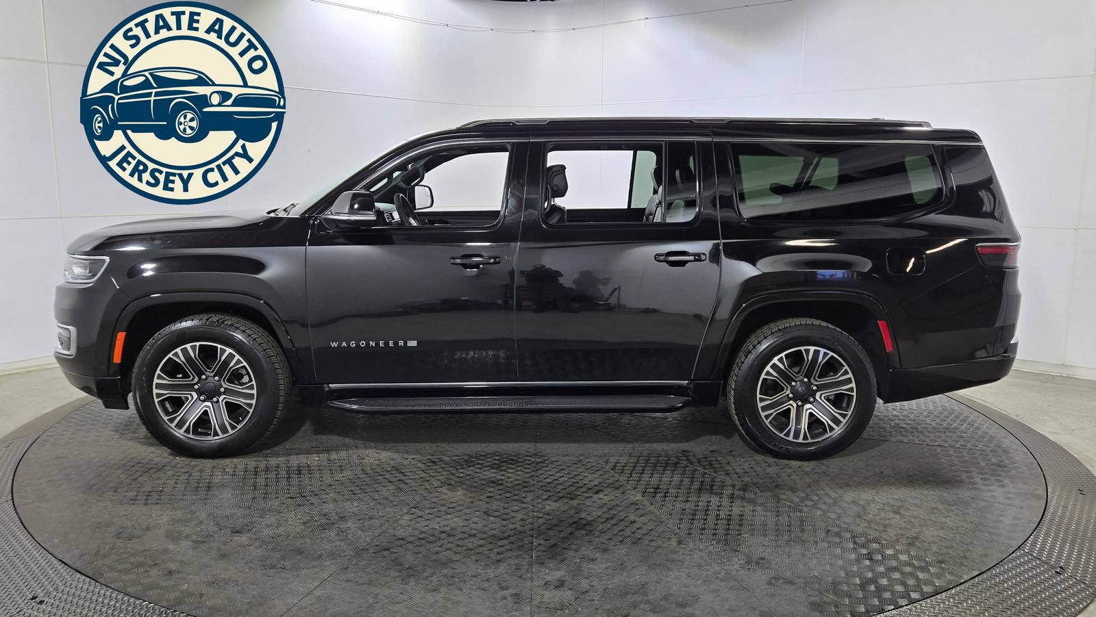 Used 2024 Jeep Wagoneer L Series II w/ Flexible Seating Group AWD/4WD image 4