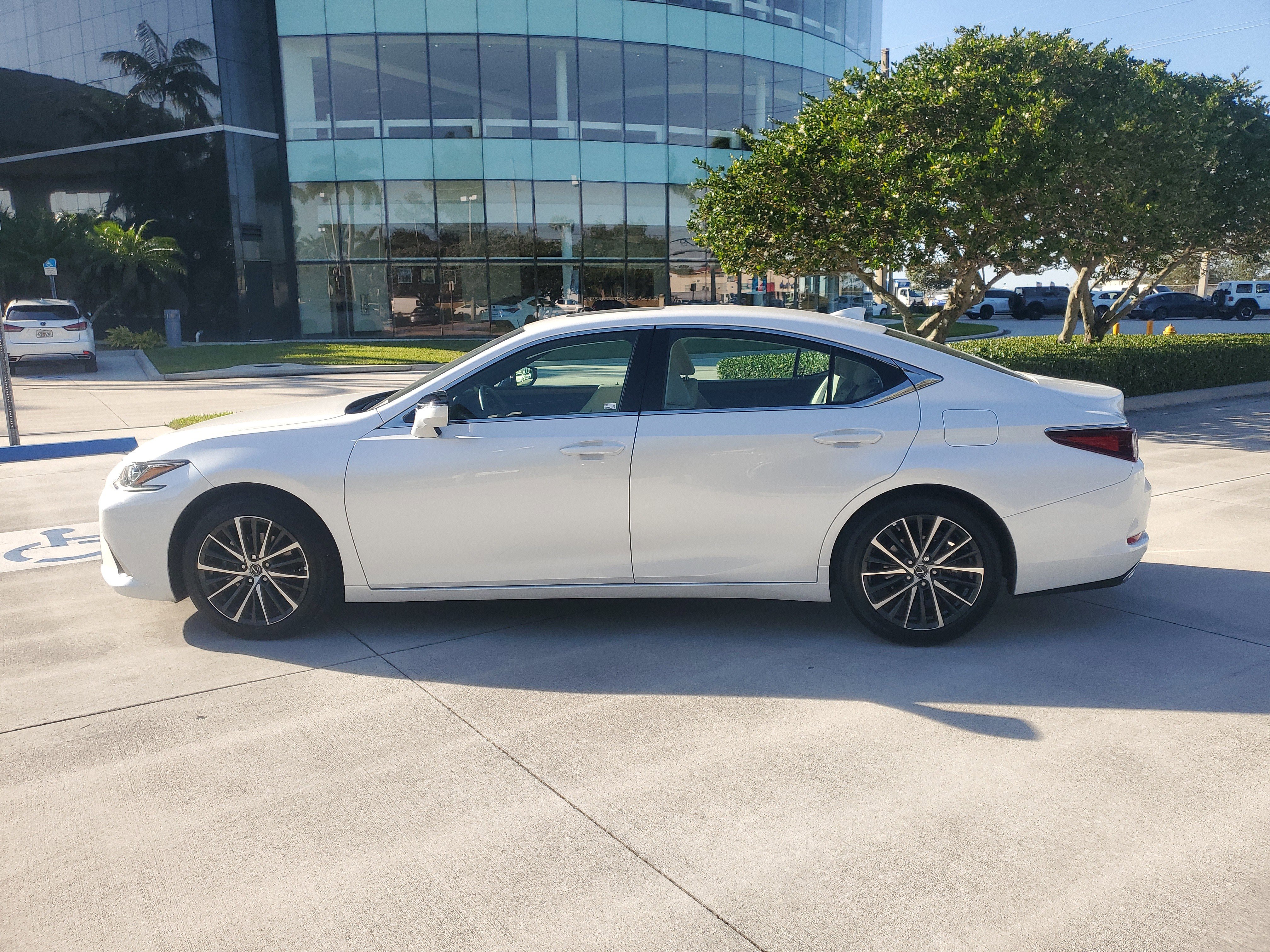 Used 2025 Lexus ES 350 w/ Premium Package image 7