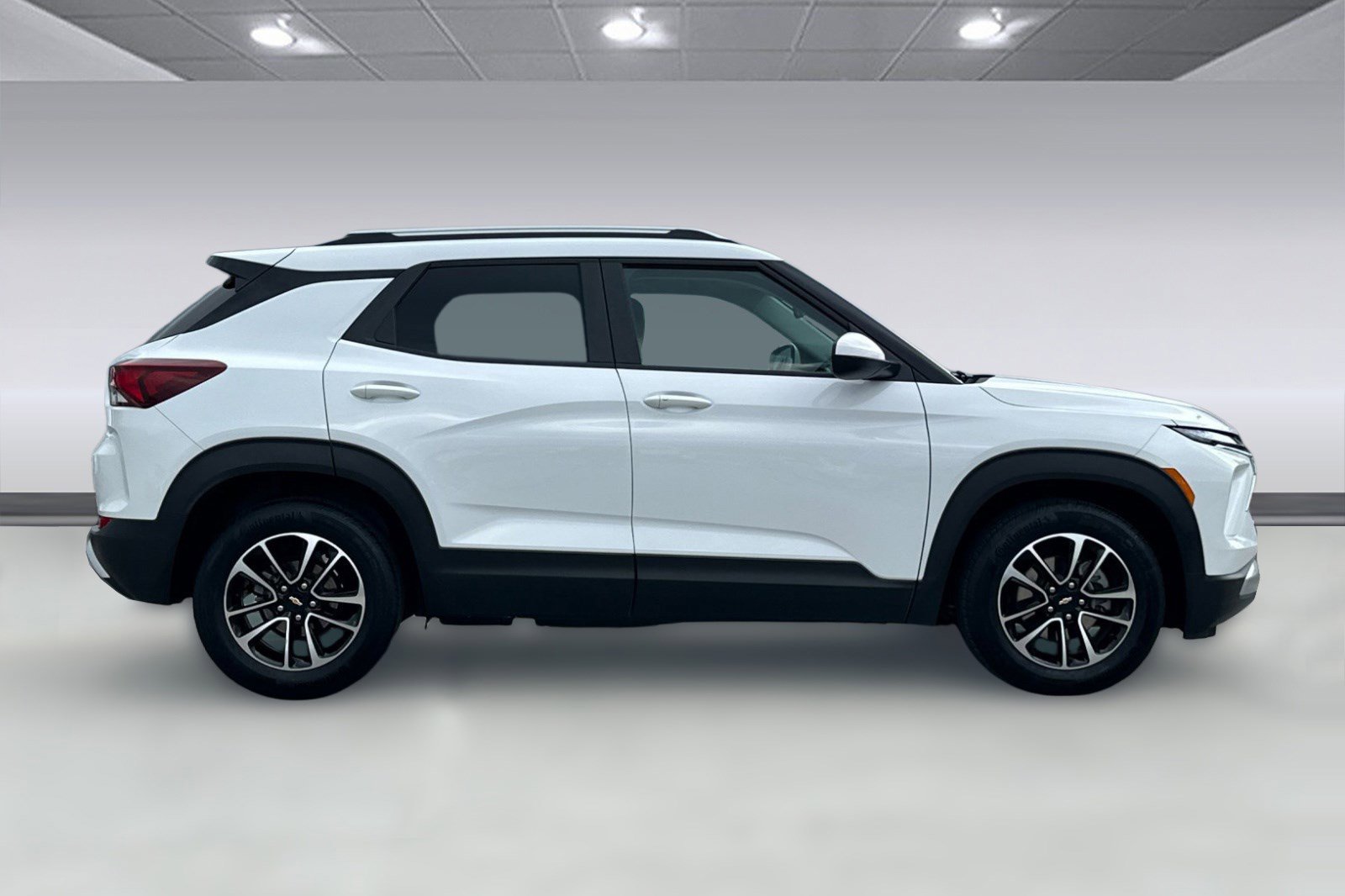 Used 2025 Chevrolet TrailBlazer LT image 2