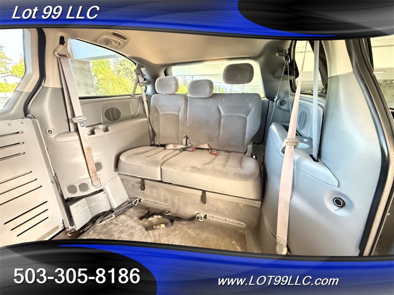 Used 2006 Chrysler Town & Country Touring w/ Trailer Tow Prep Group FWD image 5
